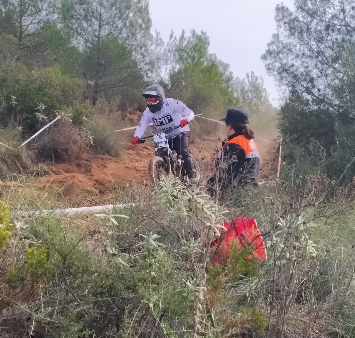 Proteccin Civil de Almucar participado en el desarrollo de la prueba ciclista Descenso BTT celebrada en Otvar  